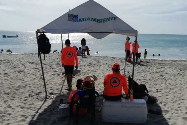 Si acude a las playas o se expone al sol debe usar bloqueador y vestimenta para cubrirse. Foto: Grupo Epasa