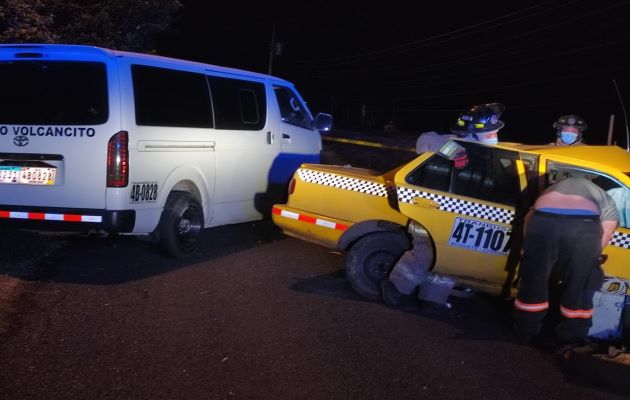 Según las primeras investigaciones el taxi era conducido por un ciudadano de 61 años y el bus por un ciudadano de 31 años. Foto. José Vásquez