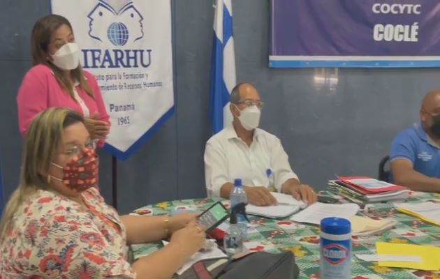 Las autoridades de salud se reunieron con los  seis alcaldes de la provincia para examinar las medidas contra el aumento de casos de covid-19. Foto. Eric Montenegro  