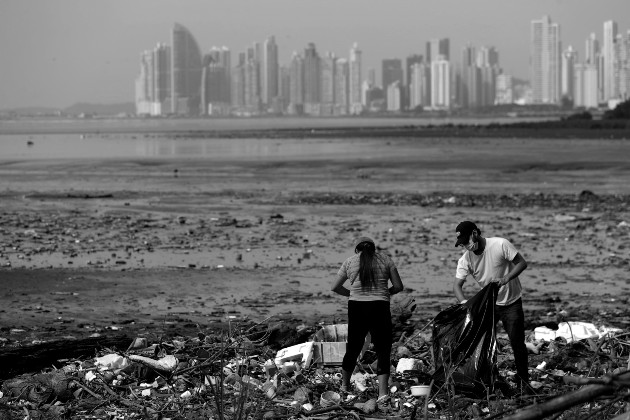 Procuremos, por lo menos, detener la contaminación de nuestro propio entorno, de nuestra bahía, que recibe en forma anual una cantidad devastadora de descarga de basura que ronda en las 175,000 toneladas. Foto: EFE.