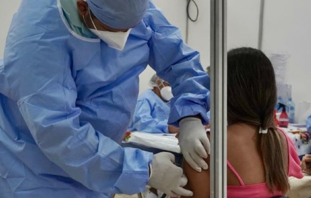 El 90.4% de la población meta está cubierta con la primera dosis de la vacuna anticovid y el 81.3% con segunda dosis. Foto: Cortesía Minsa