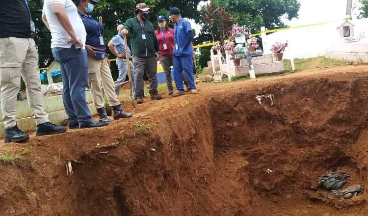 Las exhumaciones en el cementerio de Monte Esperanza, se vinieron a realizar en octubre, cuando estaban previstas para enero. Foto: Cortesía