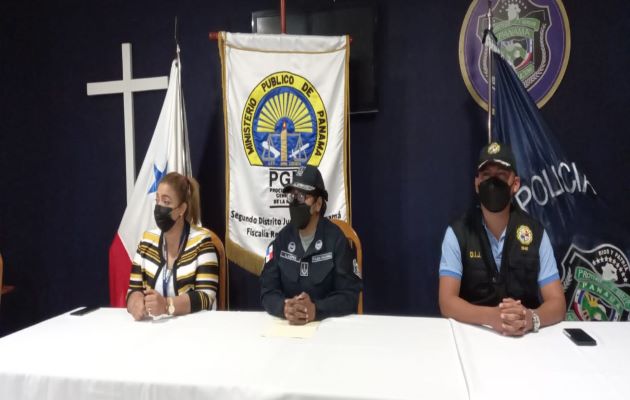 La Fiscal de la Sección Primaria de Aguadulce, Isis Agrazal junto a la Jefa de la ZP de Coclé, comisionada Liliana López informan de la aprehensión de cinco personas por su presunta vinculación en el delito de estafa cometida en Aguadulce. Foto. Ministerio Público