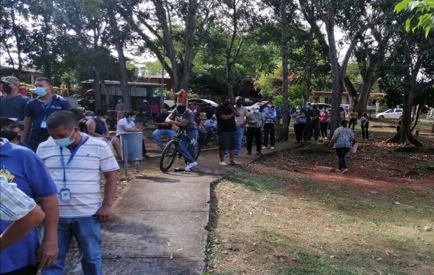 En los últimos días los puestos de hisopado han estado abarrotados, al punto que cuando se abren los turnos ya existen decenas de personas en fila. Foto. Thays Domínguez