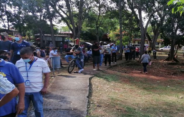 En los últimos días los puestos de hisopado han estado abarrotados, al punto que cuando se abren los turnos ya existen decenas de personas en fila. Foto. Thays Domínguez