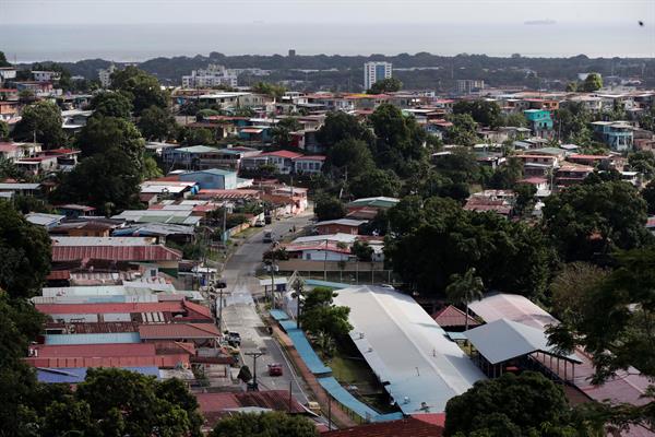 Fotografía de varias casas en el distrito de San Miguelito, en Ciudad de Panamá