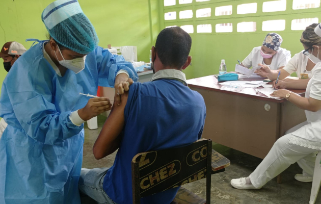 Todos los centros de salud están habilitados para aplicar la primera, segunda y tercera dosis de refuerzo, según fuese el caso en cada uno de ello, en referencia a personas que aún no se han puesto alguna de las dosis. Fotos: José Vásquez