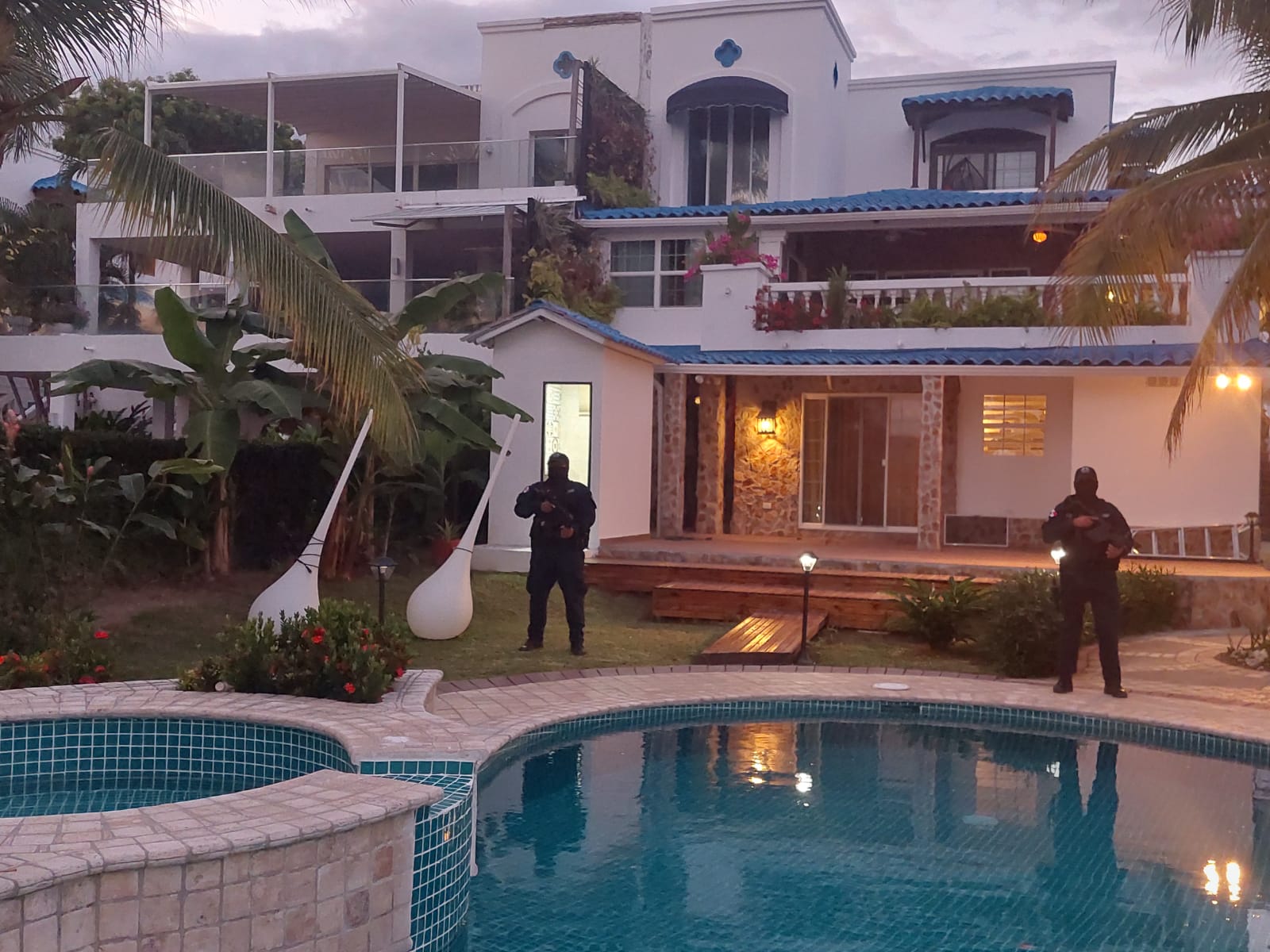 Los miembros de La Policía Nacional custodian la lujosa casa de playa. Foto: Proteger y Servir Los miembros de La Policía Nacional custodian la lujosa casa de playa. Foto: Proteger y Servir