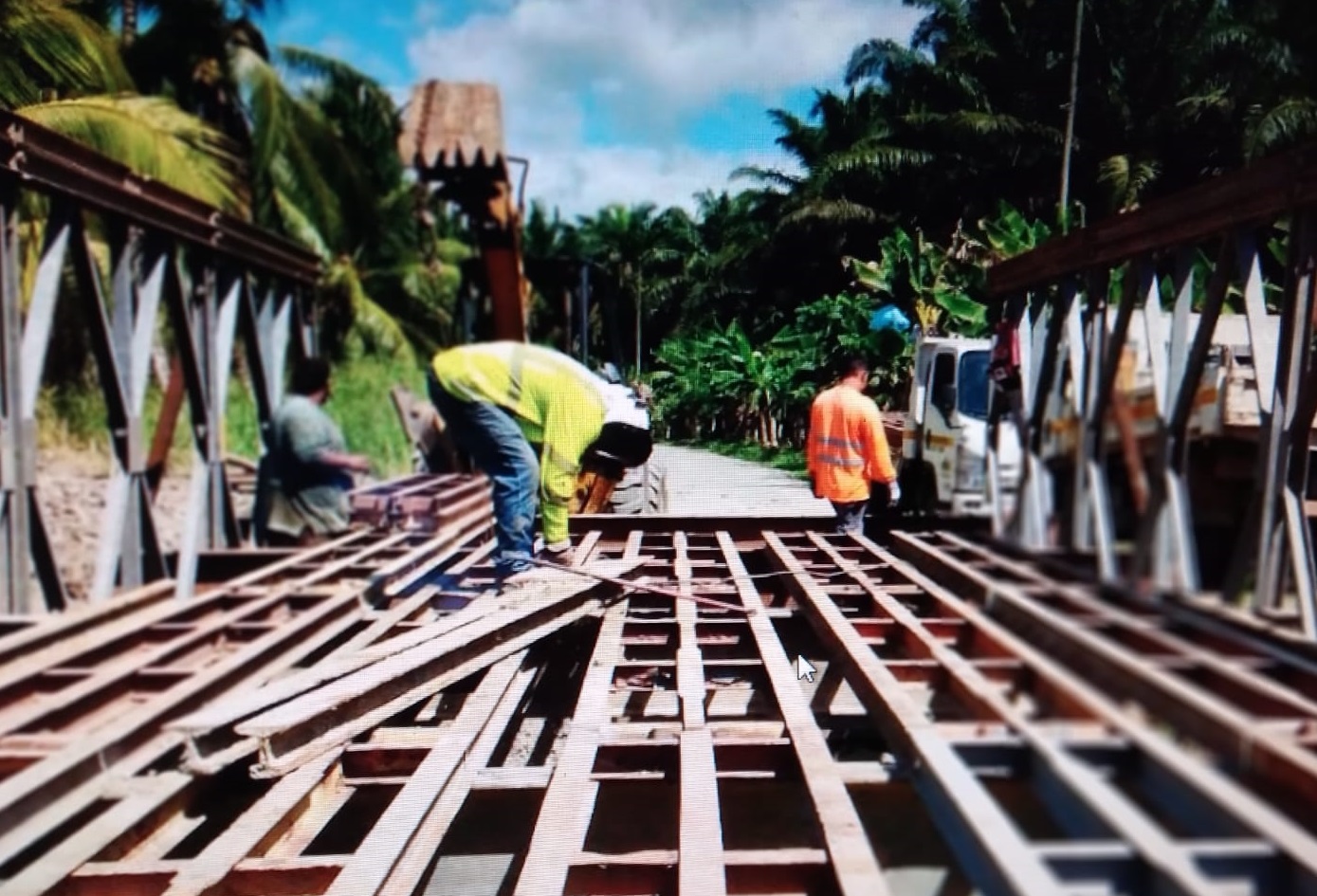 Los puentes se construyen en Majagual y Salado de los Guabos. Foto: Mayra Madrid Los puentes se construyen en Majagual y Salado de los Guabos. Foto: Mayra Madrid