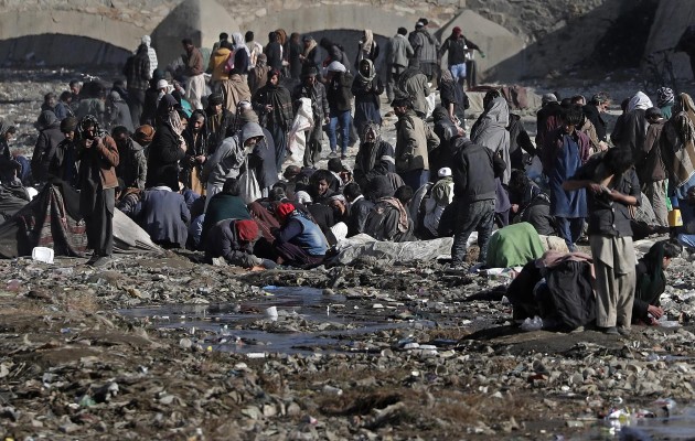 Afganos adictos a la heroína y las metanfetaminas se reúnen para consumir drogas en Kabul, Afganistán. Foto: EFE