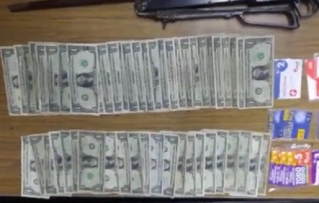  Los agentes policiales lograron recuperar el dinero robado, además de varias tarjetas y chips de celulares. Foto. Proteger y Servir