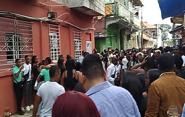 Los participantes de la fiesta callejera agredieron a los miembros del orden público. Foto. Diomedes Sánchez 