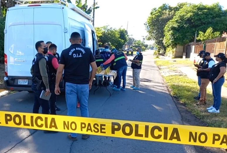 La Policía Nacional acordonó el lugar, donde llegaron funcionarios del Ministerio Público. Foto: José Vásquez