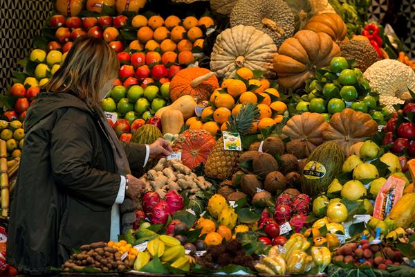 Imagen de archivo de una frutería. EFE