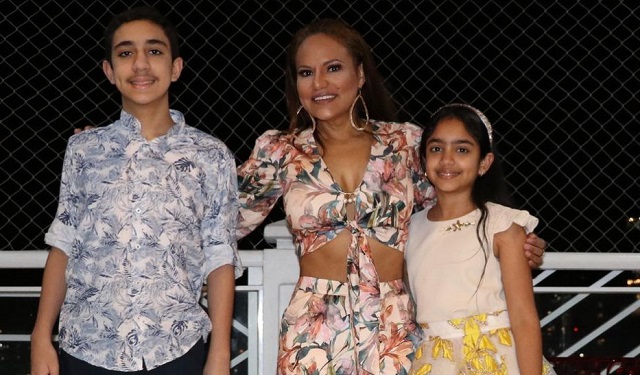 Sandra Sandoval y sus hijos, Luis Esteban y Kamila. Foto: Instagram