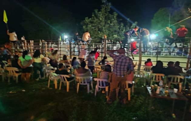 Hubo una pelea tumultuaria en un evento bailable con corrida de toros, en la comunidad de El Cocal de Las Tablas, donde al menos dos personas resultaron lesionadas. Foto. Thays Domínguez