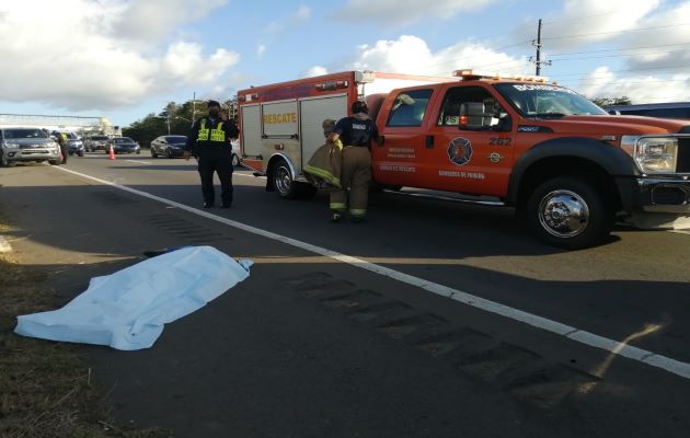 El ciclista quedó tendido en la carretera, y fue atendido por los paramédicos del Cuerpo de Bomberos quienes confirmaron que el ciudadano no tenía signos vitales. Foto. José Vásquez