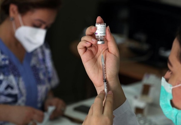 Una sanitaria prepara una dosis de la vacuna contra el coronavirus. Foto: EFE