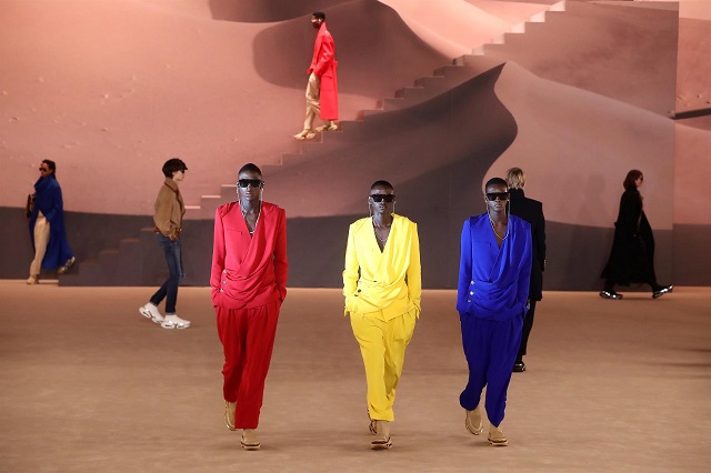 Creaciones de la colección masculina del diseñador francés Olivier Rousteing. Foto: EFE / EPA /CHRISTOPHE PETIT TESSON