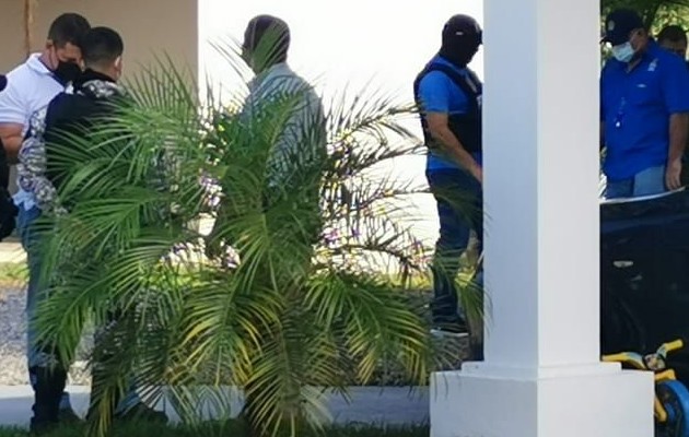 La captura del presunto estafador se logró durante un allanamiento a una residencia en el sector de Nuevo San Carlitos. Foto. José Vásquez