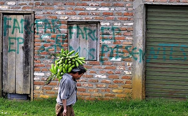 Grafiti alusivo a las Fuerzas Armadas Revolucionarias de Colombia (FARC), escrito sobre la pared de una vivienda en zona rural.