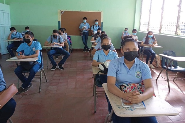 Estudiantes participan en el Programa de Recuperación Académica Estudiantil en los colegios José Daniel Crespo de Chitré y Rafael Quintero Villarreal de Ocú, en Herrera. Foto: Cortesía Meduca