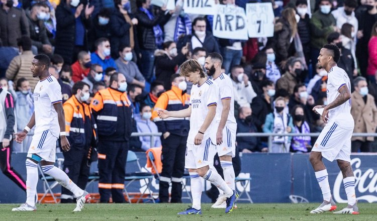 Los jugadores del Real Madrid abandonan el terreno de juego tras perder ante el Getafe. Foto:EFE