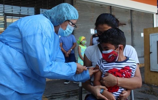 El no vacunar a un niño, puede ser tomado como maltrato infantil. Foto: Archivo