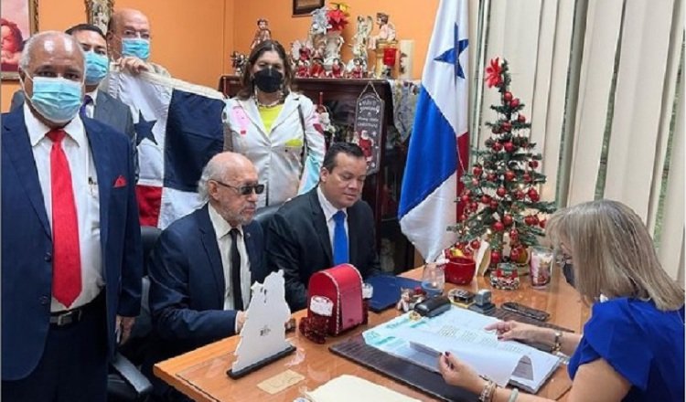 El Colegio de Abogados junto a la Fedap demandaron este lunes, leyes que incluyen a profesiones liberales en la facturación electrónica. Foto: Cortesía