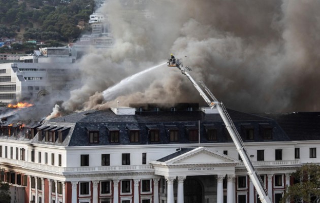 Incendio desatado este domingo en el Parlamento de Sudáfrica. Foto: EFE