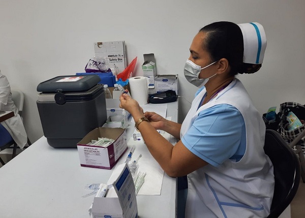 Una enfermera prepara una vacuna contra la covid-19 en San Miguelito. Foto: Cortesía Minsa