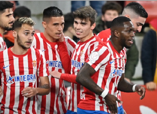 José Luis 'Puma' Rodríguez (der.) festeja con sus compañeros de Sporting. Foto:@RealSporting