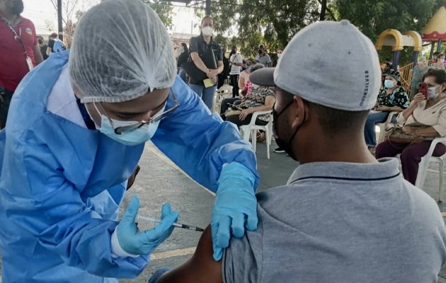 Las personas vacunadas tienen menos carga viral, en caso de contagiarse de covid-19. Foto: Cortesía Minsa