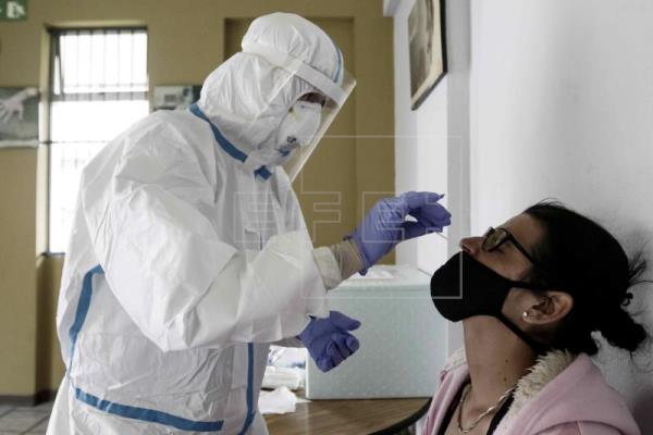 Un profesional sanitario realiza una prueba de covid-19 en San José, Costa Rica. Foto: EFE