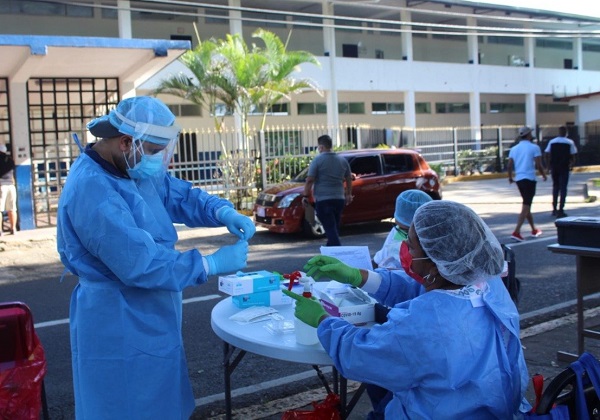 Personal de salud aplicó 24,475 pruebas nuevas para detectar la covid-19 en las últimas 24 horas. Foto: Cortesía Minsa