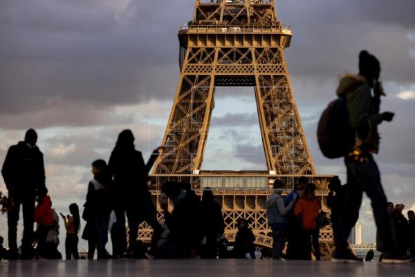 En lo que va de semana, el número de contagios de covid-19 se sitúa en niveles récord en Francia desde el comienzo de la pandemia hace casi dos años. Foto: EFE