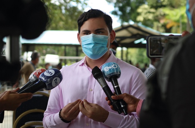 El diputado Juan Diego Vásquez aseguró que no tiene ningún síntoma. Foto: Cortesía @JDVasquezGut