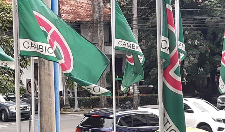 El manejo irregular del subsidio electoral fue realizada por 15 diputados que adversan la forma como Rómulo Roux ha manejado CD. Foto: Archivo