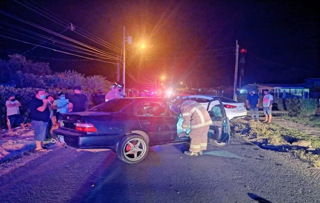 Una mujer resultó herida en un accidente de tránsito en el área de Cuvíbora, Veraguas. Foto. Cortesía Cuerpo de Bomberos