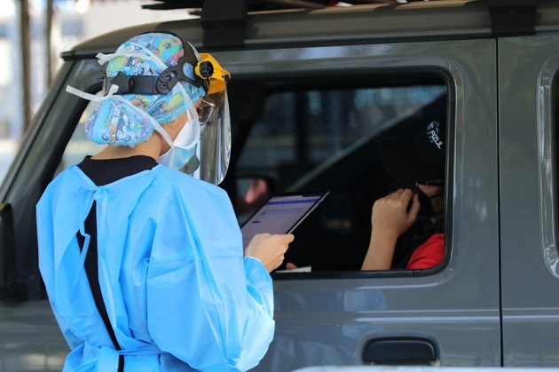 Personal de salud aplicó ayer, viernes, 24,475 pruebas para detectar la covid-19, con una positividad de 21%. Foto: Cortesía Minsa