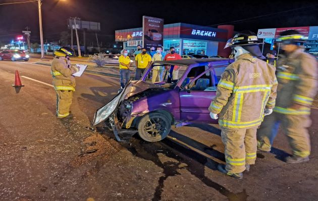 En la vía Panamericana frente a Los Tucanes en la provincia de Veraguas, un hombre resultó lesionado en un aparatoso accidente. Foto. Cortesía Cuerpo de Bomberos.