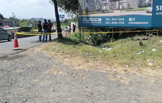 Conductores que transitaban por el área indicaron que este  tramo de la vía Interamericana los peatones deben caminar por la orilla de la vía. Foto. Eric Montenegro