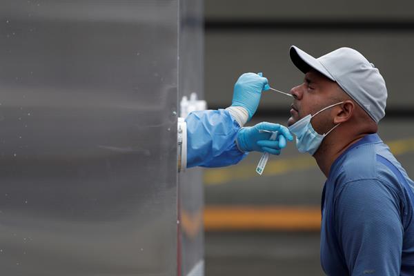 Un hombre se somete a una prueba hisopada de coronavirus en Ciudad de Panamá.