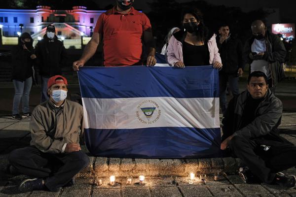 Ciudadanos nicaragüenses encienden velas durante una vigilia para rechazar el nuevo mandato del presidente nicaragüense, Daniel Ortega, al que consideran ilegítimo.