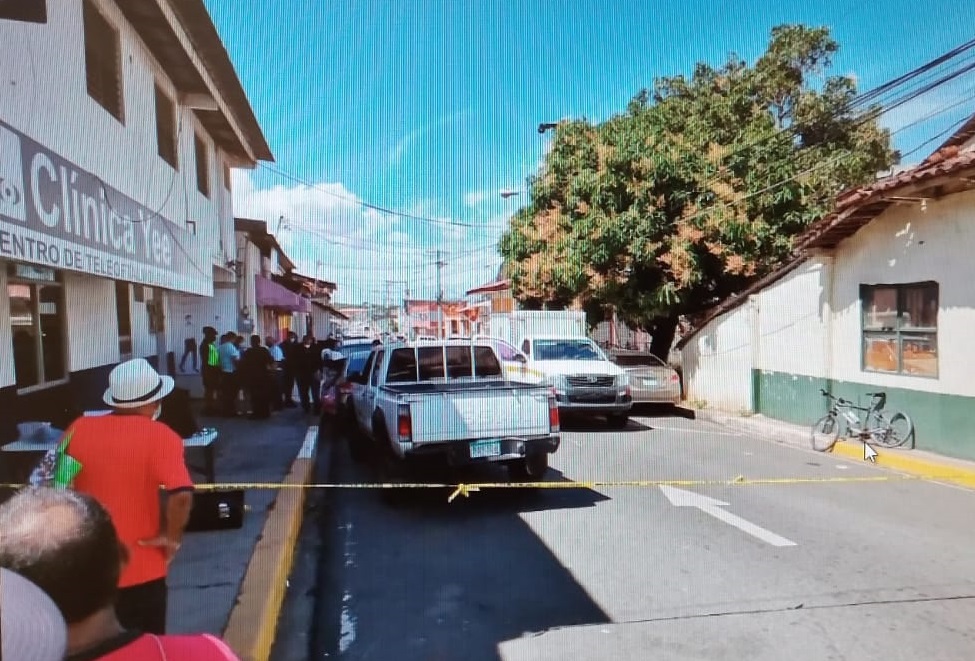 Fue hallado sin vida, colgado de un árbol de mango a unos cuantos metros del parque Unión. Foto: Thays Domínguez