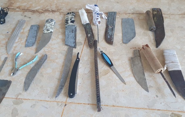 Seis armas de fuego, cuchillos y platinas guardaban reos en la Nueva Joya. Foto: Cortesía Minseg