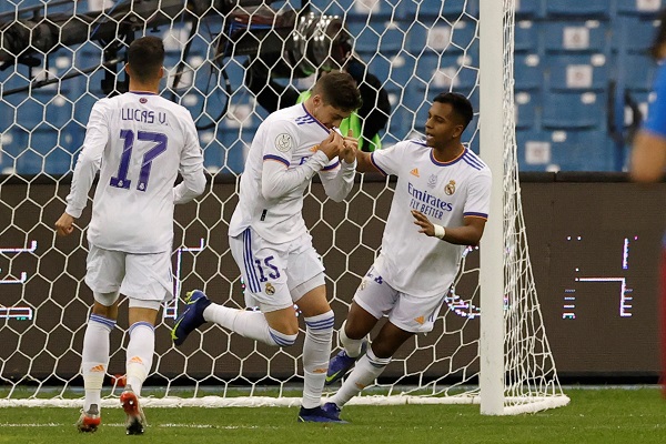 El centrocampista uruguayo del Real Madrid Fede Valverde (c) celebra el tercer gol del equipo madridista. Foto.EFE