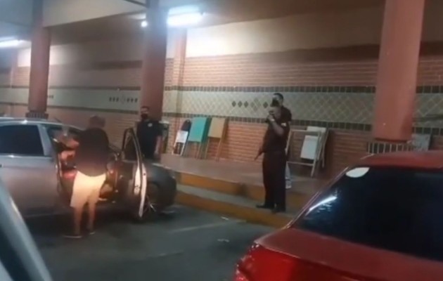 El guardia de seguridad del supermercado le llama la atención al agresor y lo  amenaza con llamar a la policía. Foto. Mayra Madrid