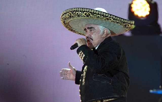 Vicente Fernández durante su actuación en un concierto en la Ciudad de México (México). Foto: EFE / Photoamc