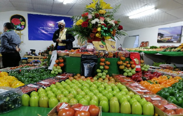 Los artesanos y comerciantes tienen la esperanza de que muchas personas acudan al evento, ya que debido a la pandemia por la covid-19 tienen más de un año sin participar de la feria. Foto. Mayra Madrid